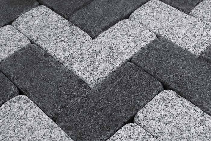 Pose à joints contrariés du pavé granit