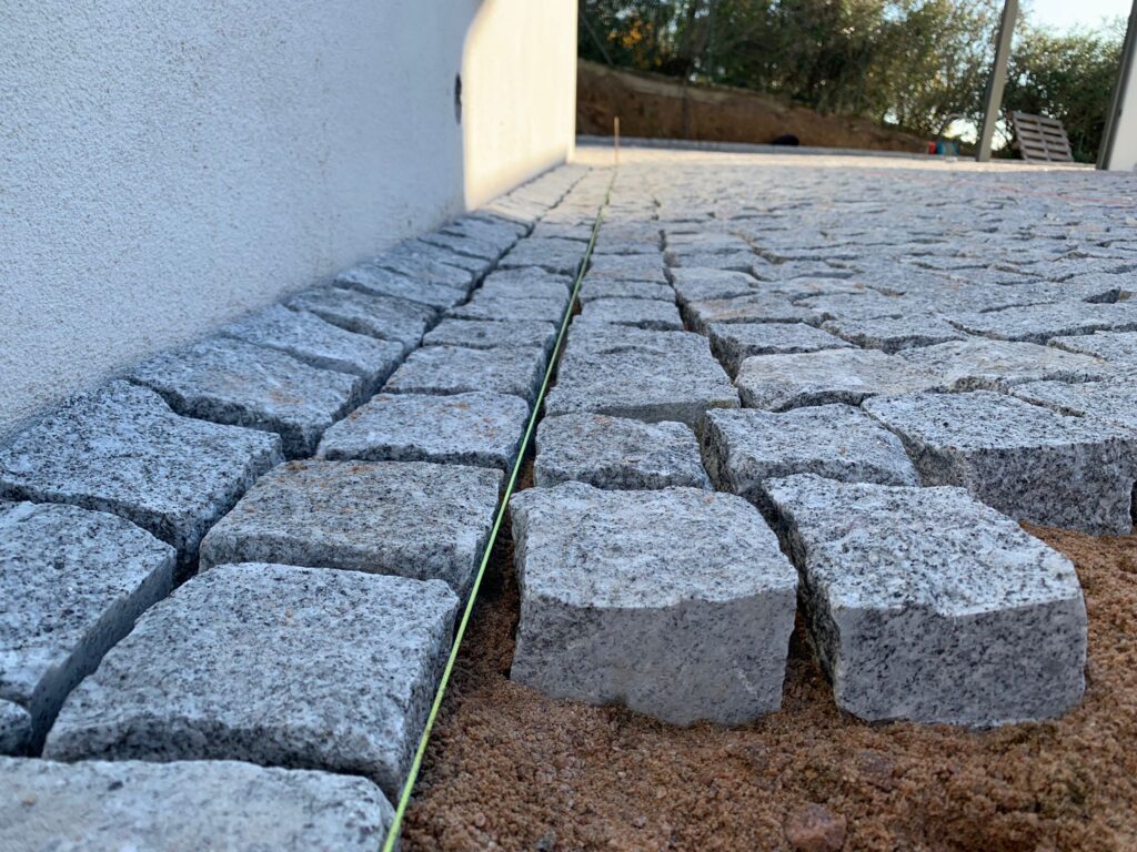 Pavé en granit gris 10x10x5 clivé — livré France | DVTSTONE