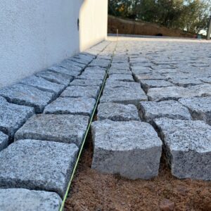 Pavé en granit gris 10x10x5 clivé — livré France | DVTSTONE