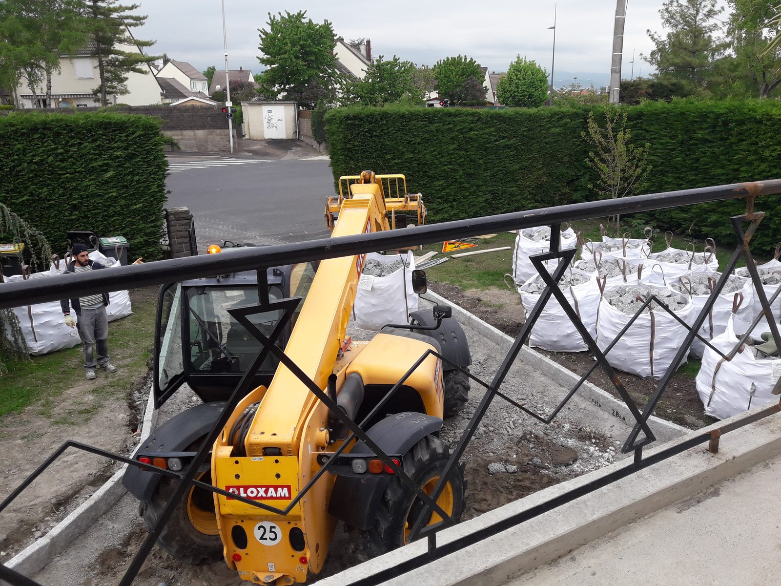 Livraison déposée dans un jardin